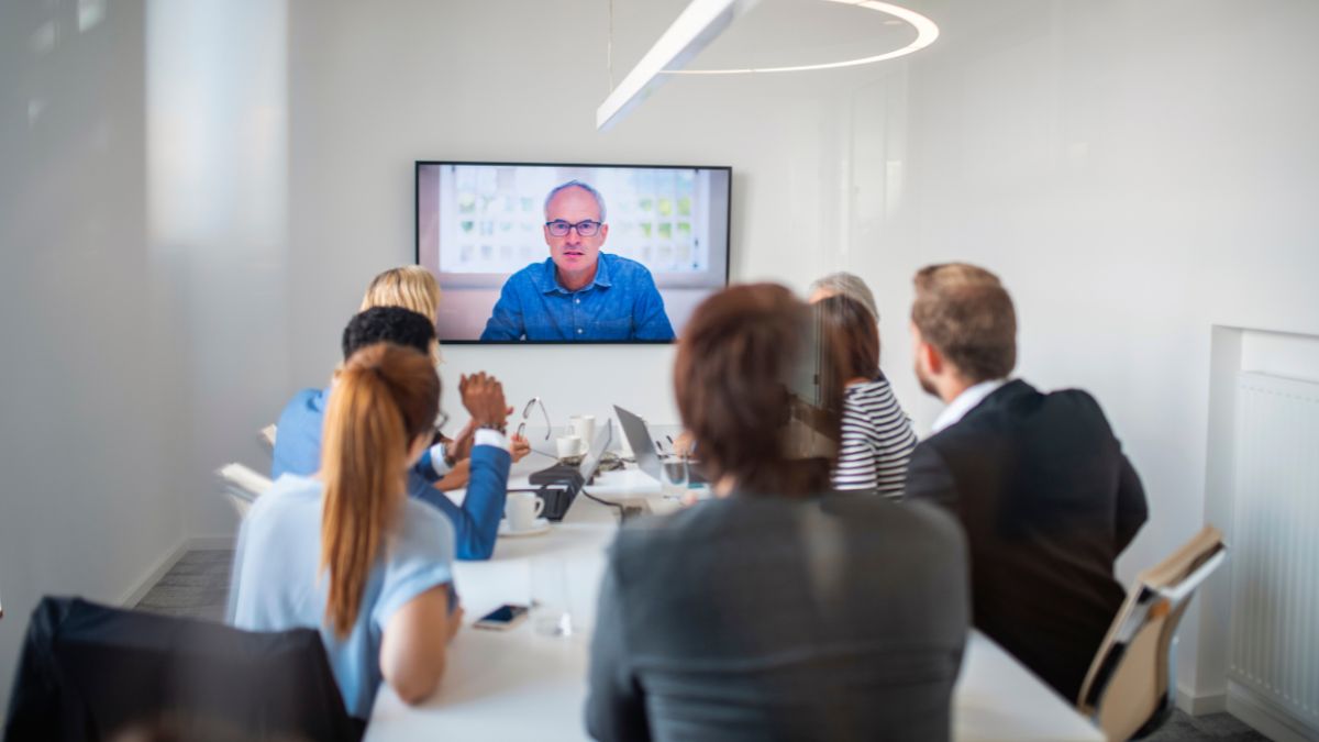 A Reinvenção dos Espaços Corporativos A Infraestrutura de Videoconferência como Pilar da Colaboração Híbrida